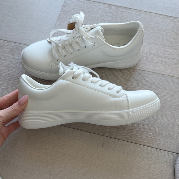 Vepose Women's Classic White Sneakers - Picture 5 of 8